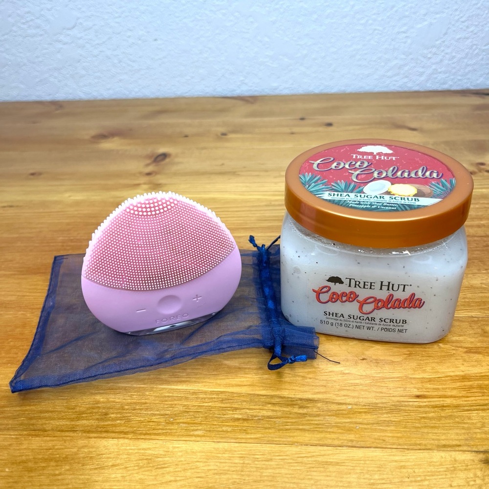 Foreo Luna 2 Mini Pink And Tree Hut Coco Colada Shea Sugar Scrub Bundle